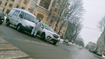 В Воронеже столкнулись скорая и такси: пострадали две пациентки