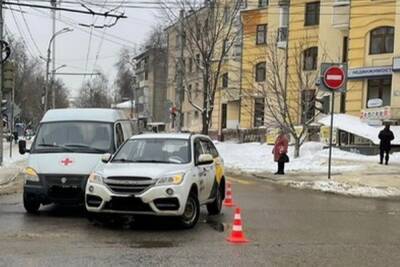 В центре Воронежа в аварии с машиной скорой помощи пострадали два пассажира