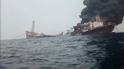 Взорвавшийся у берегов Нигерии танкер разломился надвое