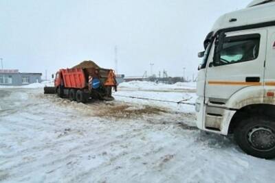 Под Волгоградом дорожники вытащили из снежного плена 3 грузовика