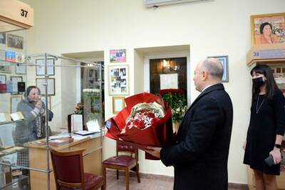 Министр культуры Анар Керимов поздравил с юбилеем Зарифу Салахову, посетив Музей миниатюрной книги (ФОТО)