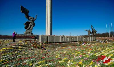 Более 300 памятников: Сейм Латвии готов снести мемориалы СССР