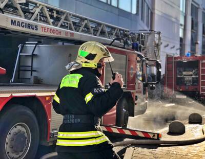 Спасатели эвакуировали 70 человек из горящего здания фабрики во Фрязино