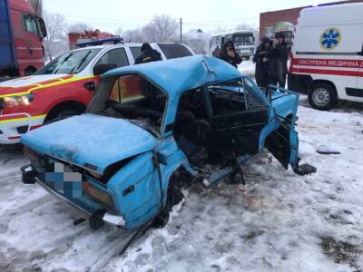 На Луганщине ВАЗ столкнулся с грузовиком: пострадали женщина и ребенок