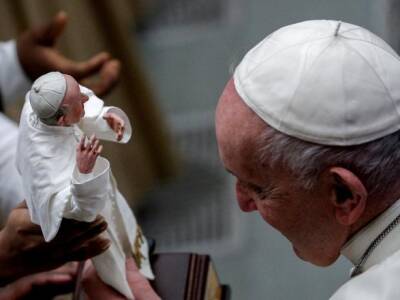 Петр СВЯТОЙ (Святой) - Папе Франциску подарили его кукольную копию - unn.com.ua - Украина - Киев - Ватикан - Ватикан - Reuters