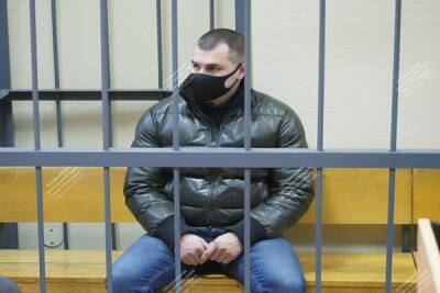 Суд Петербурга отправил под домашний арест сломавшего ключицу коллеге экс-полицейского