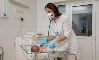 Тюменские врачи спасли новорожденную девочку с ветряной оспой и двусторонней пневмонией