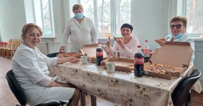 "Слуга" Клочко принес в больницу пиццу и заставил врачей с ней позировать (фото)