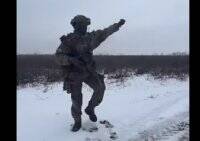 Уитни Хьюстон - Сеть подорвал танец украинского военного с оружием под хит Уитни Хьюстон - vlasti.net - Украина - Twitter