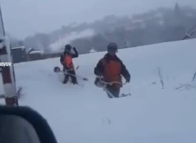 Сеть удивило видео, на котором работники "Укрзализныци" косят снег