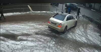 В Киеве водитель Mercedes сломал антипарковочный столбик, чтобы выбраться на проезжую часть