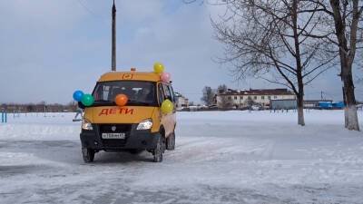 Две девочки из сахалинского села смогут ездить на уроки в школьном автобусе