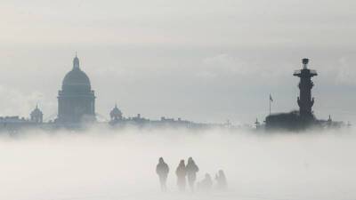 Гавань Васильевского острова скрыл густой туман в Петербурге