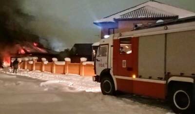 На пожаре из-за разгерметизации баллона газа в СНТ под Уфой пострадал спасатель МЧС