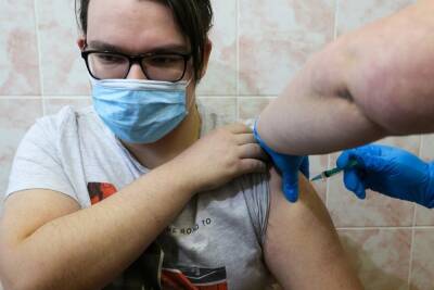 Больше 500 детей привили от коронавируса в Новосибирской области