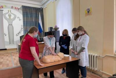 Сотрудники ГИБДД провели занятие по первой помощи при ДТП студентам-медикам из Новомосковска