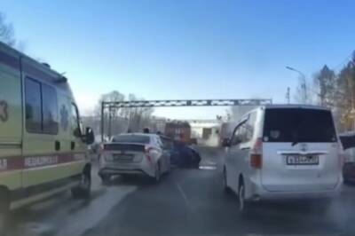 В Хабаровске водитель универсала ушел в занос и врезался в встречную машину