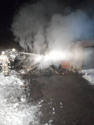В Советском районе Астрахани два гаража сгорели из-за неосторожного обращения с огнем