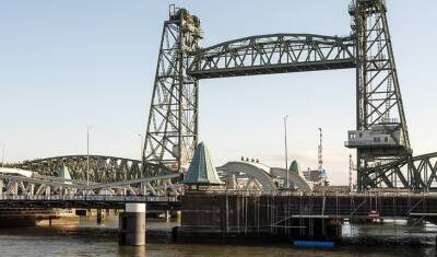 В Нидерландах из-за яхты миллиардера разберут старинный мост