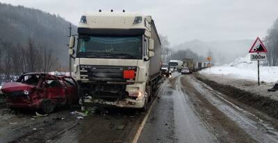На трассе в Челябинской области «Лада» столкнулась с двумя грузовиками. Водитель погиб