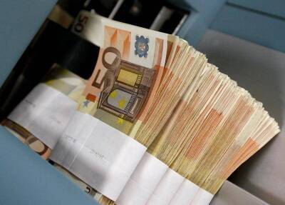 Доллар продолжает дешеветь к евро после заседания ЕЦБ