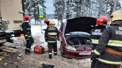 Работники МЧС спасли человека после столкновения легковушки и грузовика в Полоцком районе