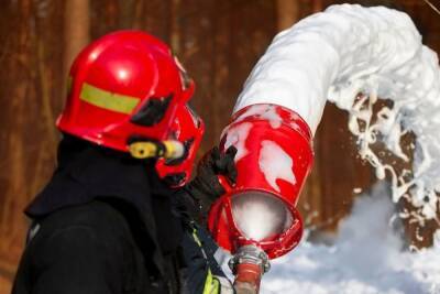 За сутки пожарным пришлось выезжать на тушение возгораний в Ленобласти восемь раз