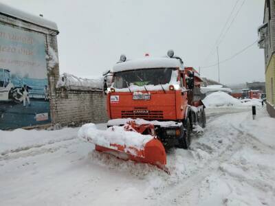 Почти 400 спецмашин. В регионе на борьбу с последствиями снегопада вывели весь парк техники