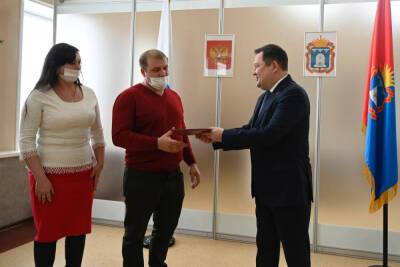 Глава региона Максим Егоров вручил сертификаты на строительство жилья тамбовчанам
