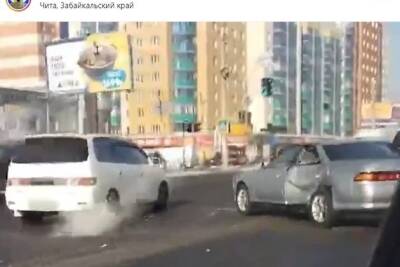 «УАЗ» с дровами протаранил Toyota Mark 2 на Красной Звезды в Чите