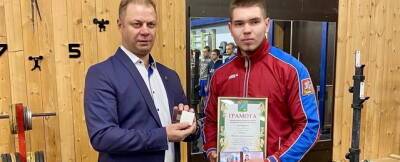 Глава Электрогорска вручил значки «Мастер спорта России» двум тяжелоатлетам