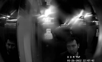 В Самарканде мужчине не понравилось, что его записывает камера в лифте. Он разбил ее и сел на 15 суток. Видео
