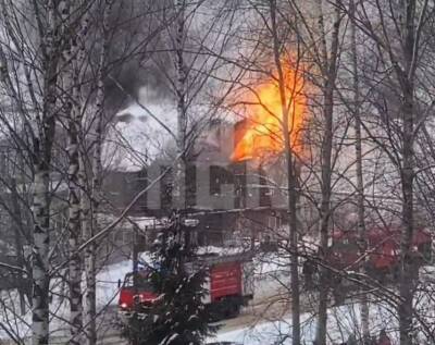 Деревянный дом загорелся в Семеновском районе