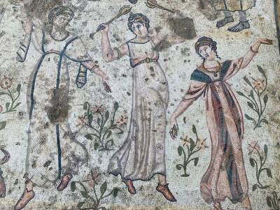 Веселый праздник с танцами и музыкой изображен на античной мозаике в Турции