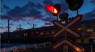 Ночью в Азовском районе пассажирский поезд протаранил большегруз с прицепом
