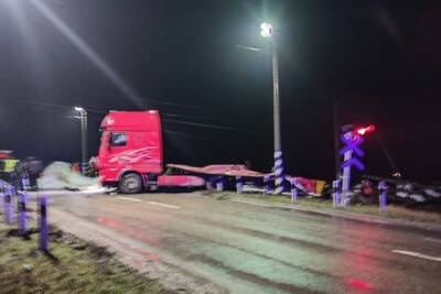 В Ростовской области грузовик столкнулся с пассажирским поездом
