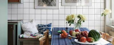 Оформите стены кухни или ванной комнаты квадратной белой плиткой
