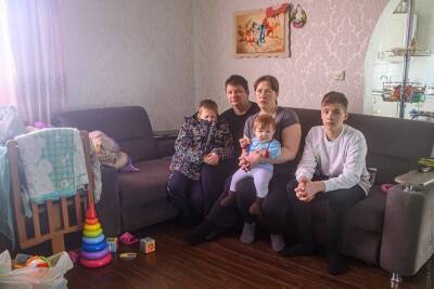 «Не знаем, как жить дальше» – семья погорельцев из Смоленки после встречи с Гурулёвым