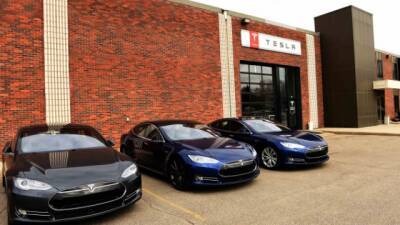 Tesla відкличе більше 800 тисяч машин через проблему з сигналом паска безпеки