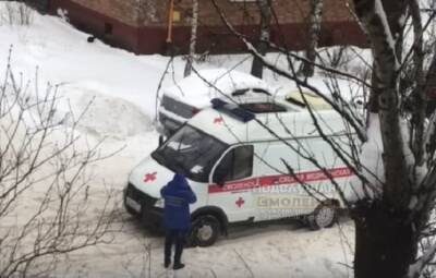 В Смоленске продолжается эпопея с застревающими в снегу «скорыми»