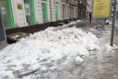 Улицы, которые должны были комплексно очистить минувшей ночью в Саратове, завалены снегом