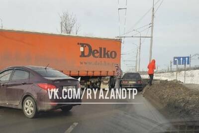 В ДТП с фурой на Московском шоссе в Рязани никто не пострадал