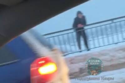 В Тверской области мужчина хотел спрыгнуть с моста через Волгу