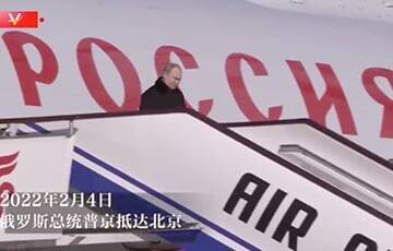 Путин прилетел в Пекин — а у трапа самолета его никто не встречал