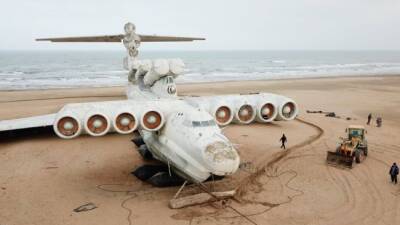 Еще 80 метров: «Каспийского монстра» с берега моря буксируют в парк