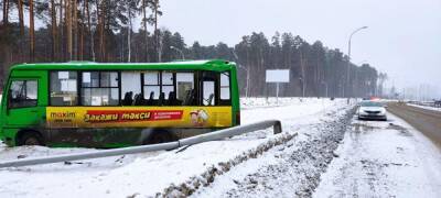 В Екатеринбурге автобус с пассажирами вылетел с дороги