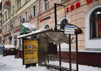 «Выглядит как после бомбежки»: москвичи пожаловались на разбитые улицы после уборки снега