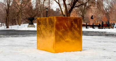 В парке Нью-Йорка установили куб из настоящего золота за $11,7 млн