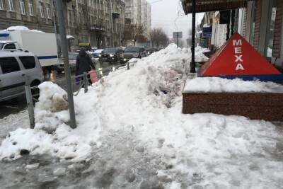 Около Саратовского правительства снег полностью блокировал движение по тротуару