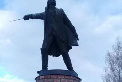 На Украине снесли памятник Суворову в рамках десоветизации